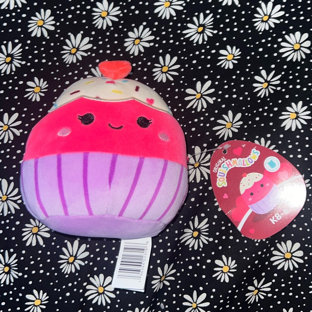 Squishmallows 4" Valentine's Day Blind Capsul
Plush Toy K8-e Cupcake